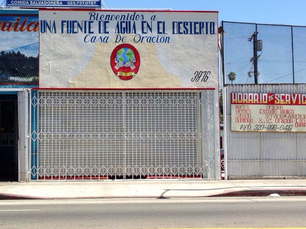 Una Fuente De Agua En El Desierto